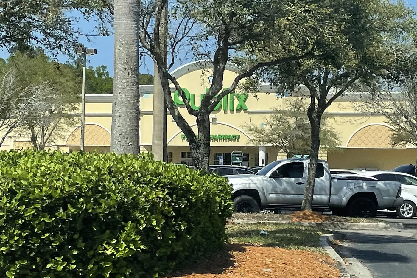 A Publix supermarket storefront